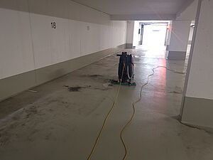 Tiefgarage während der Reinigung