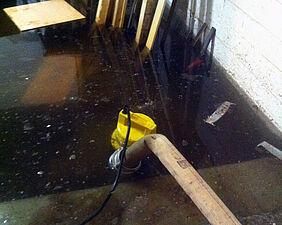 Notdiensthilfe nach Überschwemmung