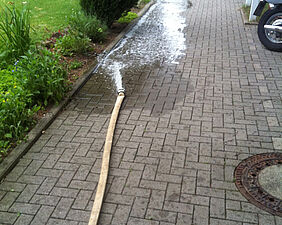 Notdiensthilfe nach Überschwemmung